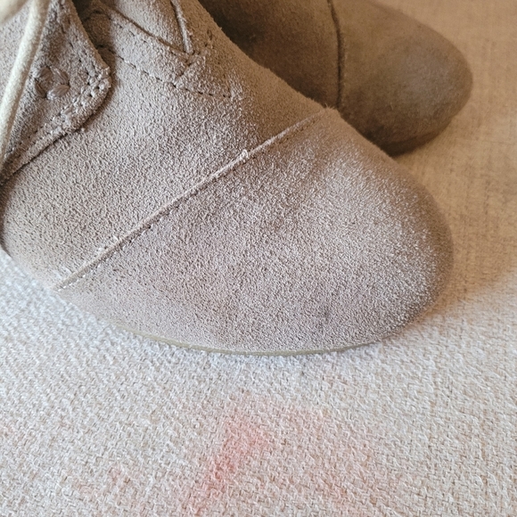Toms Wedge Taupe Suede Booties Ankle Boots Lace Up Size 7 Women's - Picture 6 of 8